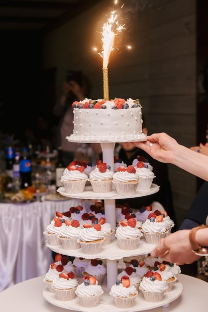 Delicioso bolo de casamento chique feito de cupcakes