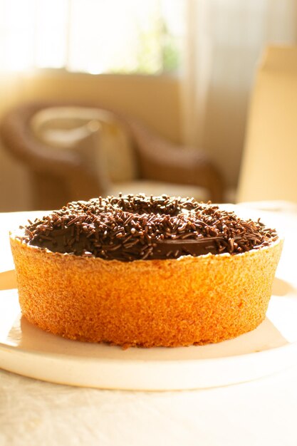 Delicioso Bolo de Cenoura com Cobertura de Chocolate e Brigadeiro Granulado