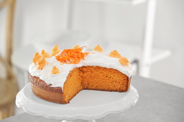 Foto delicioso bolo de cenoura em stand