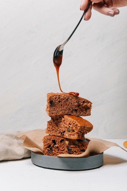 delicioso bolo de chocolate caseiro com mel e nozes na chapa branca