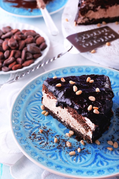 Delicioso bolo de chocolate com cobertura no prato na mesa closeup