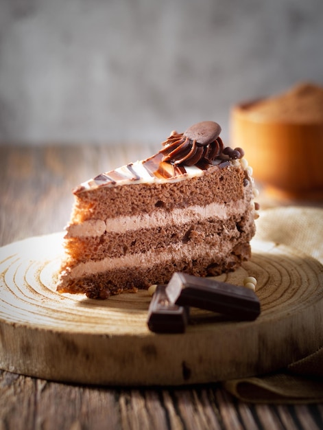 Delicioso bolo de chocolate com massa fofa de cacau e cobertura de efeito mármore. comida escura