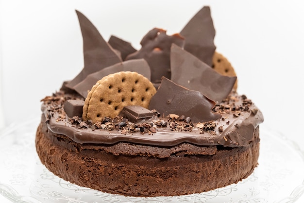 Delicioso bolo de chocolate decorado com biscoitos e chocolate