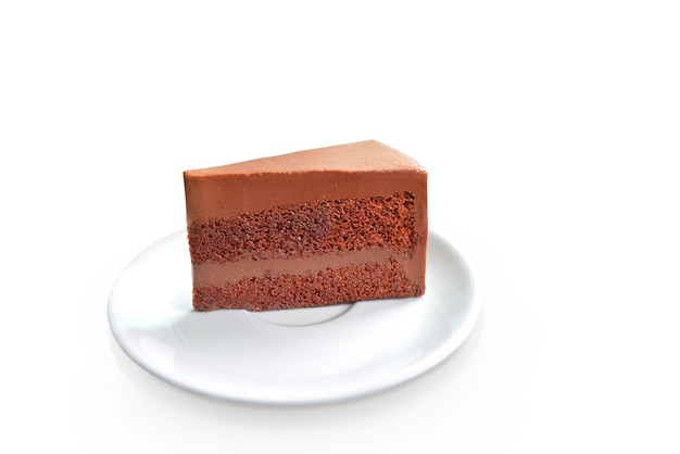 delicioso bolo de chocolate em um prato branco em um fundo branco