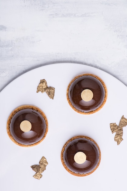 Delicioso bolo de chocolate em um prato branco