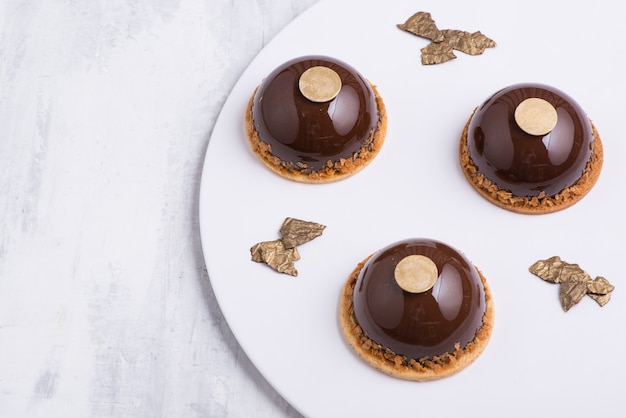 Delicioso bolo de chocolate em um prato branco