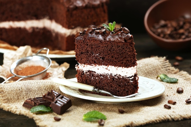 Delicioso bolo de chocolate na mesa closeup