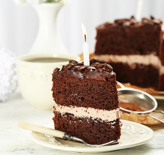 Delicioso bolo de chocolate na mesa na luz de fundo