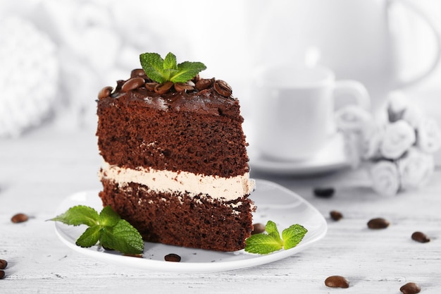 Delicioso bolo de chocolate na mesa na luz de fundo