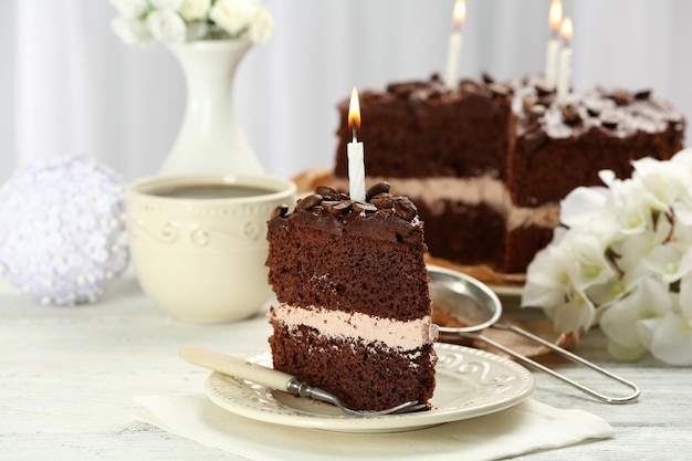 Delicioso bolo de chocolate na mesa na luz de fundo