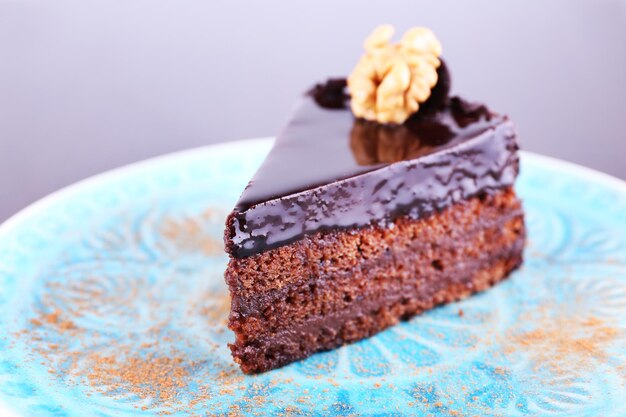 Delicioso bolo de chocolate no prato fundo escuro