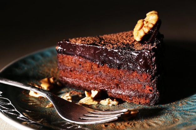 Delicioso bolo de chocolate no prato fundo escuro