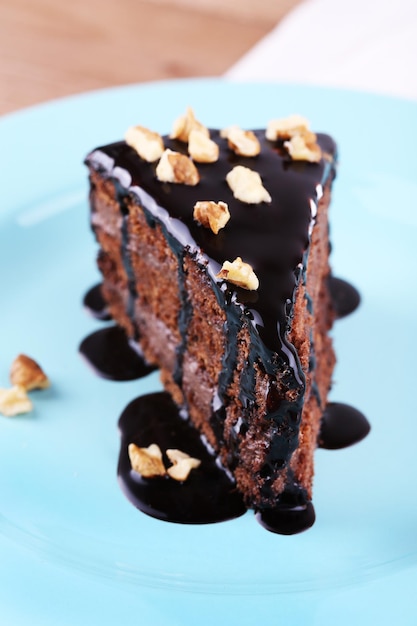 Delicioso bolo de chocolate no prato na mesa close-up