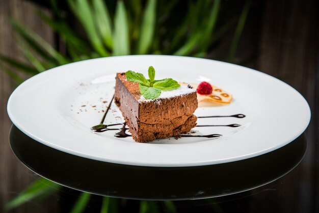 Delicioso bolo de chocolate no prato na mesa