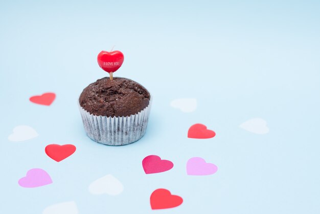 Delicioso bolo de chocolate para dia dos namorados sobre fundo azul, copie o espaço