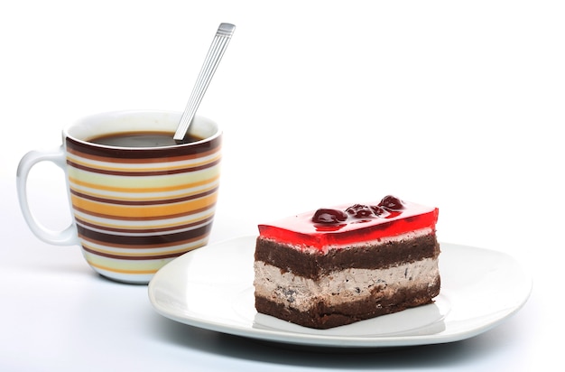 Delicioso bolo de chocolate recém-assado com uma xícara de café