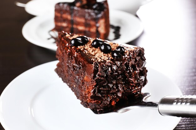 Delicioso bolo de chocolate servido na mesa closeup