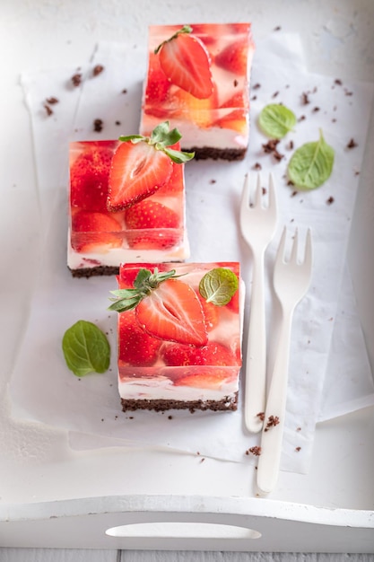 Delicioso bolo de geleia de morango usando geleia como recheio