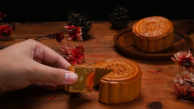 Delicioso bolo de lua tradicional na mesa de madeira para celebração do Festival do Meio Outono Chinês