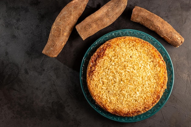 Delicioso bolo de mandioca na mesa