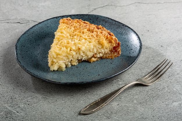 Delicioso bolo de mandioca na mesa