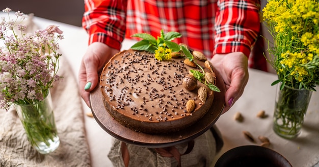 Delicioso bolo de mousse cru com nozes