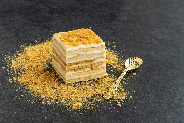 Delicioso bolo de Napoleão na mesa de pedra