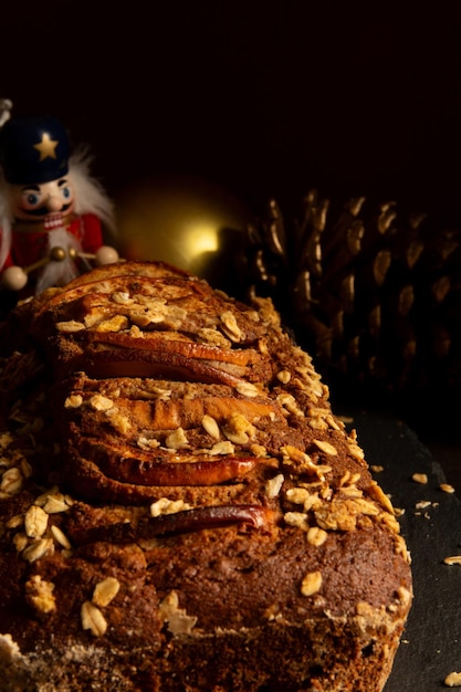 Delicioso bolo de Natal de maçã e aveia em uma mesa de madeira com decoração de Natal