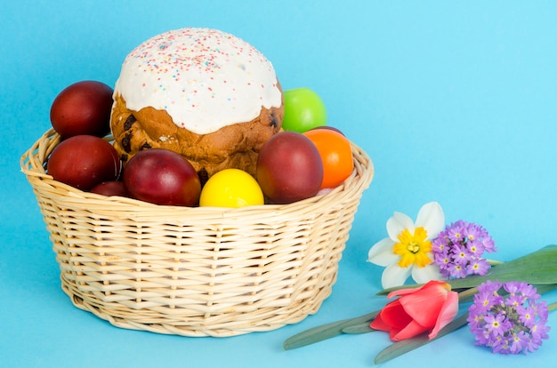 Foto delicioso bolo de páscoa e ovos coloridos para a celebração da páscoa.