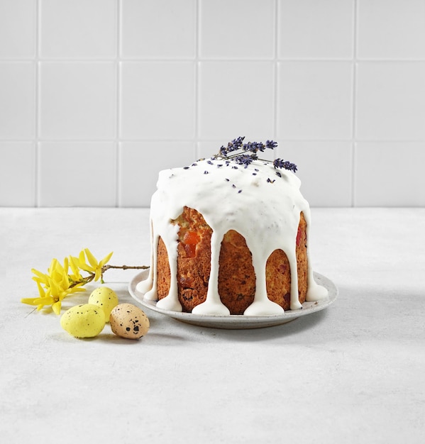 Foto delicioso bolo de páscoa no espaço de cópia de fundo claro