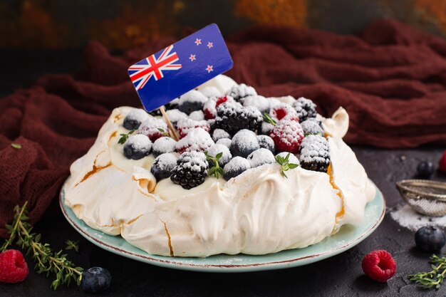 Delicioso bolo de Pavlova com creme e frutas