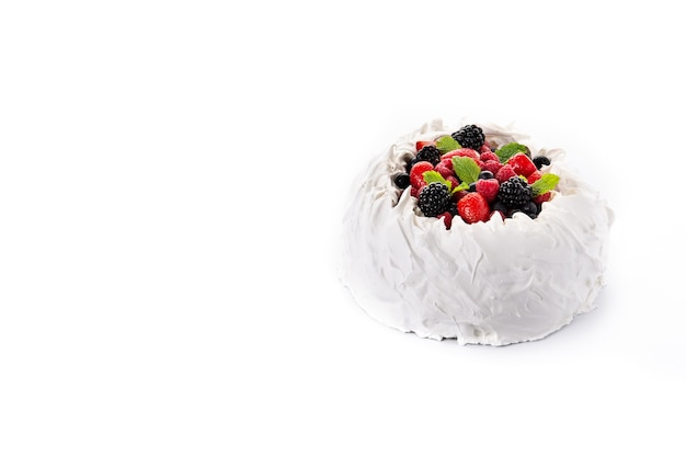 Delicioso bolo de Pavlova com merengue e frutas frescas em fundo branco