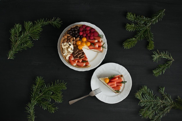 Delicioso bolo de queijo decorado com frutas em um fundo preto