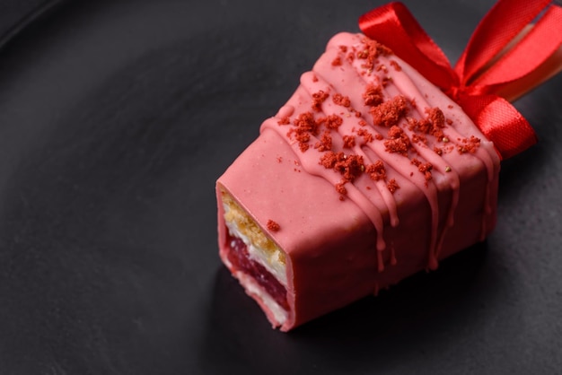 Delicioso bolo de queijo doce com frutas coberto com glasura com um bastão de madeira