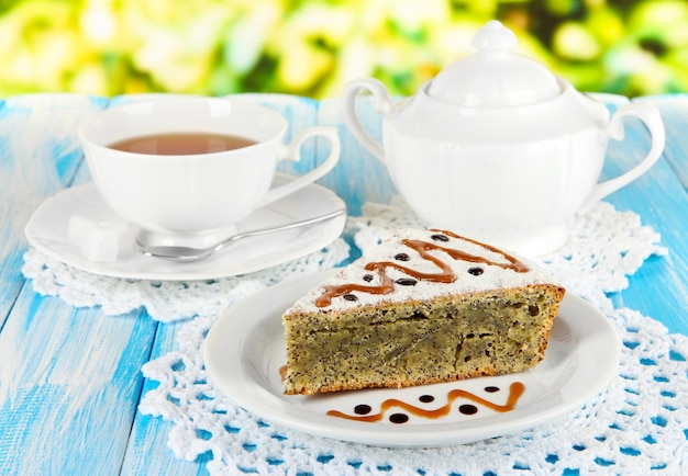 Delicioso bolo de sementes de papoula com xícara de chá na mesa no fundo brilhante