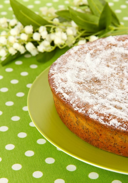 Delicioso bolo de sementes de papoula na mesa closeup