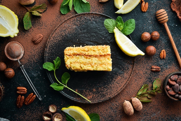 Delicioso bolo doce com limão e raspas Vista superior Espaço livre para o seu texto