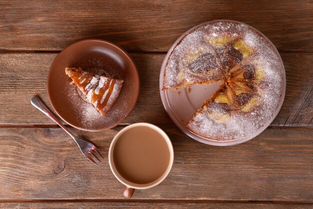 Delicioso bolo e café na mesa de madeira