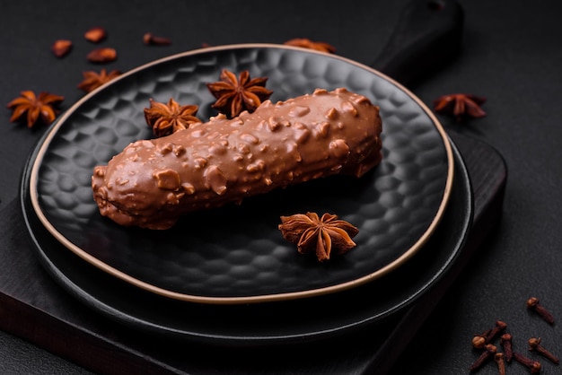 Delicioso bolo fresco de eclair ou profiterole com chocolate e nozes