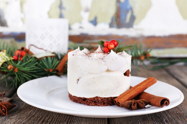 Delicioso bolo no prato com canela e anis estrelado na decoração de Natal