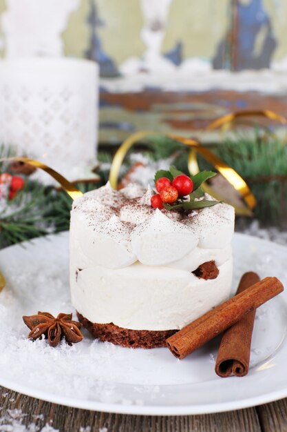 Delicioso bolo no prato com canela e anis estrelado na superfície da decoração de Natal