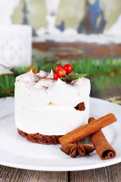 Delicioso bolo no prato com canela e anis estrelado no fundo de decoração de Natal