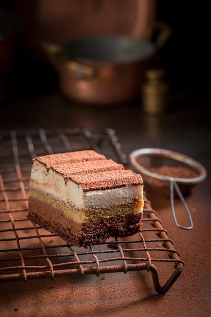 Delicioso bolo tiramisu feito de biscoitos mascarpone e cacau