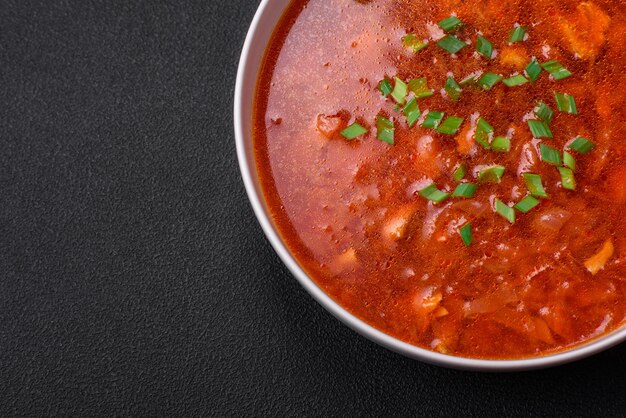 Delicioso borscht ucraniano fresco con remolachas, zanahorias y repollo