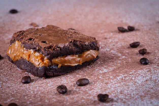 Delicioso brownie de chocolate en la mesa