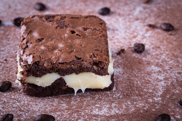 Delicioso brownie de chocolate en la mesa