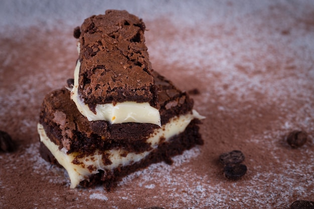 Delicioso brownie de chocolate en la mesa