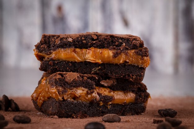 Delicioso brownie de chocolate en la mesa