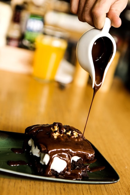 Delicioso brownie com calda de chocolate