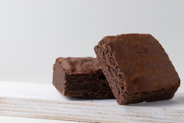 Delicioso brownie isolado no fundo branco